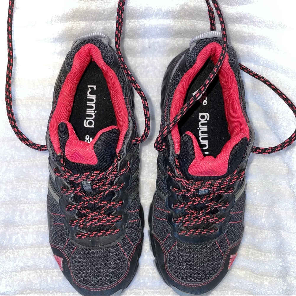 Adidas black running shoe size 6 like new!